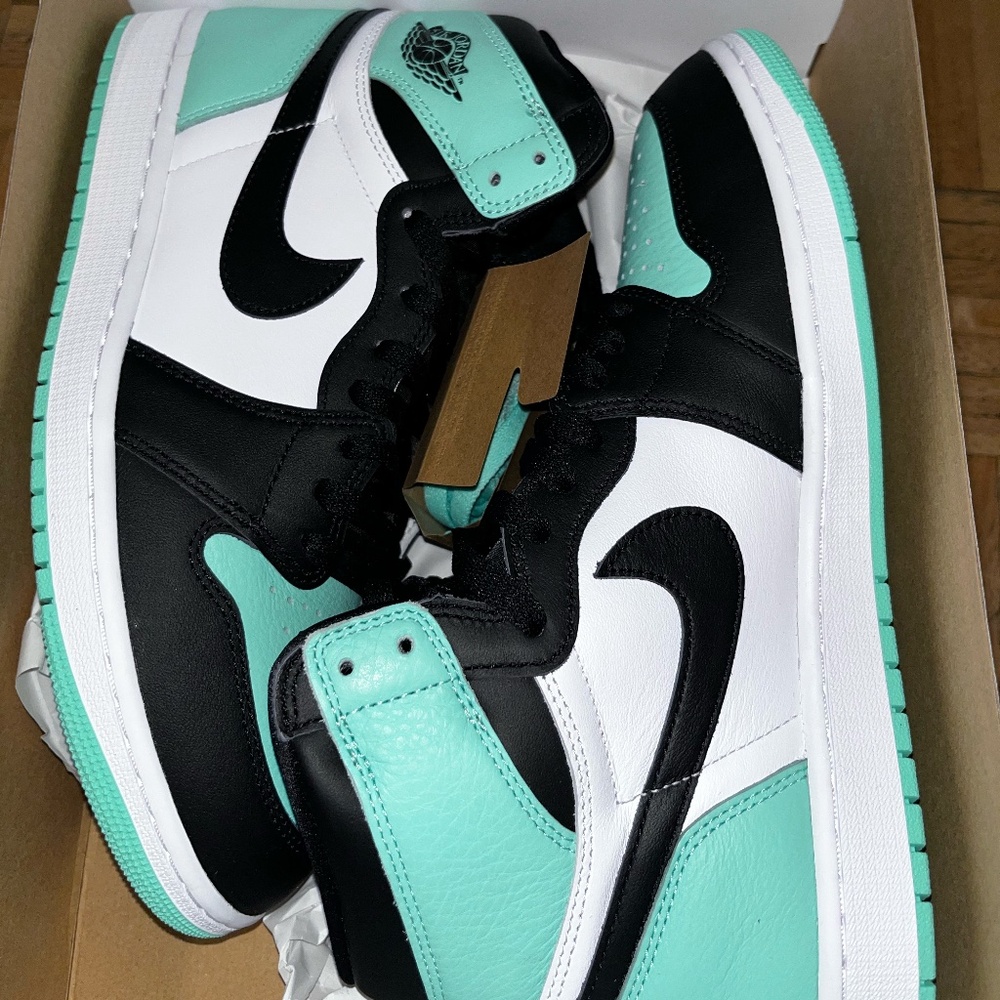 Jordan 1 Retro high OG Green Glow - Size 11